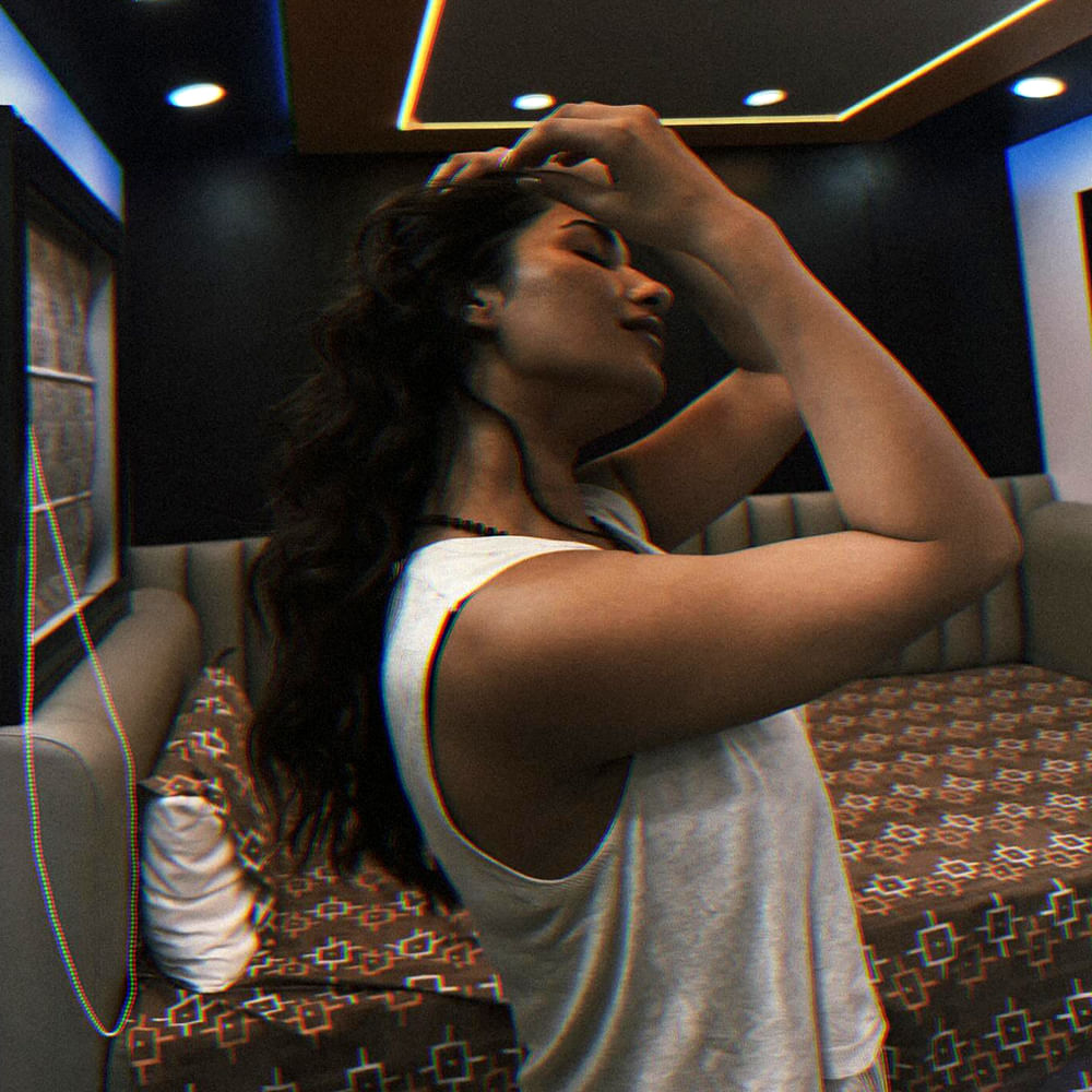 మొదటి సినిమాతోనే తెలుగు కుర్రాళ్ల హృదయాలను దోచేసింది హీరోయిన్ రుహానీ శర్మ. చిలసౌ సినిమాతో మంచి గుర్తింపు తెచ్చుకున్న ఈ అమ్మడు ఆ తర్వాత సరైన క్రేజ్ మాత్రం సొంతం చేసుకోలేదు. టాలీవుడ్ ఇండస్ట్రీలో అడపాదడపా సినిమాలు చేస్తూ ప్రేక్షకులను అలరిస్తున్న ఈ బ్యూటీ..