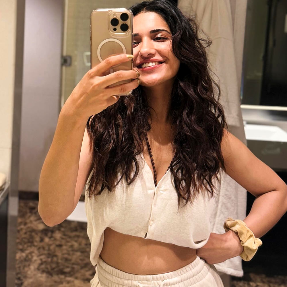 చి.ల.సౌ సినిమా తర్వాత హిట్, డర్టీ హరి, నూటొక్క జిల్లాల అందగాడు, హర్, సైంధవ్, ఆపరేషన్ వాలెంటైన్, శ్రీ‌రంగ‌నీతులు సినిమాలు చేసింది. వీటిలో చి.ల.సౌ, హిట్ సినిమాలు మాత్రమే హిట్ అయ్యాయి. ఇక ఈ అమ్మడు సోషల్ మీడియాలో అందాలతో పిచ్చెక్కిస్తోంది.