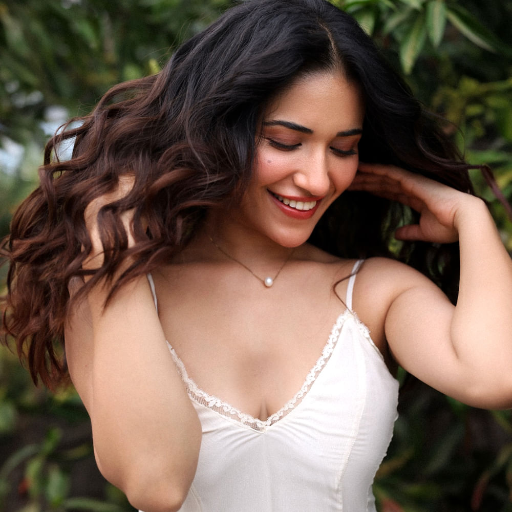 మోడ్రన్ డ్రెస్ అయినా.. సంప్రదాయ లుక్ అయినా సరే అభిమానులను కట్టిపడేయం ఈ బ్యూటీకే సాధ్యం అన్నట్లుగా ఉంటుంది. తాజాగా రుహానీ షేర్ చేసిన ఫోటోస్ నెట్టింట వైరలవుతున్నాయి. మోడ్రన్ డ్రస్సులో ఈ బ్యూటీ ఫోటోలు పిచ్చెకిస్తున్నాయి. 