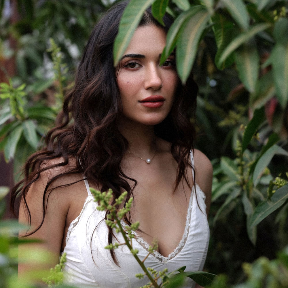 తెలుగులో మంచి ఫాలోయింగ్ సొంతం చేసుకున్న ఈ బ్యూటీ కంటెంట్ ప్రాధాన్యత చిత్రాల్లో నటిస్తుంది. అలాగే సోషల్ మీడియాలో చాలా యాక్టివ్ గా ఉంటుంది. రుహానీ శర్మ ఒక్క ఫోటో పెట్టిందంటే చాలు నెట్టింట లైక్స్ వర్షంలా కురుస్తుంటాయి.