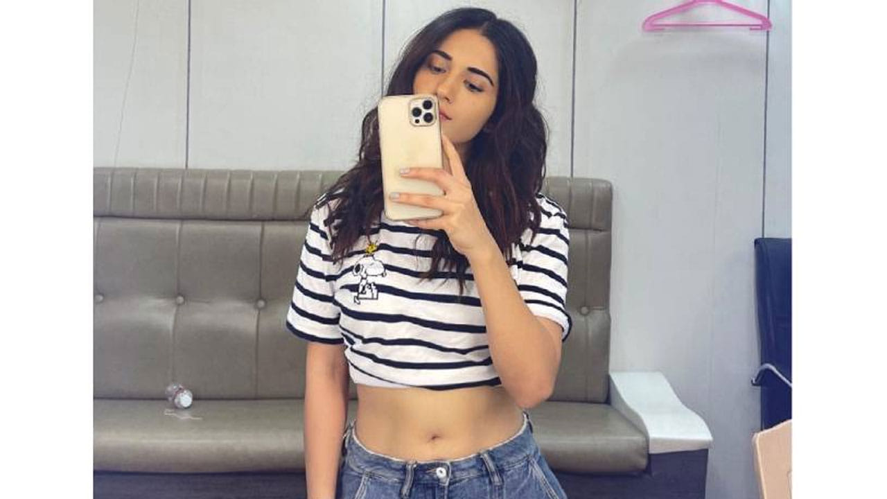 ఎందకంటే ? తాను చేసిన సినిమాలు పాజిటివ్ టాక్ సొంతం చేసుకొని హిట్ అందుకున్నా, ఈ బ్యూటీకి మాత్రం ఆఫర్స్ అంతగా లేవు. 