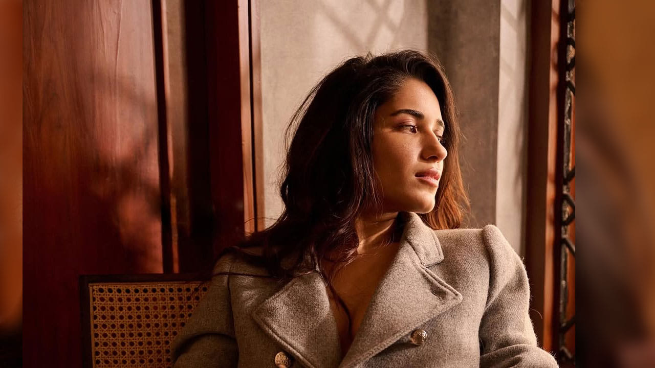  ఎప్పటికప్పుడు వరస ఫొటో షూట్స్‌తో  కుర్రకారు మనసు దోచుకుంటుంది. తాజాగా ఈ బ్యూటీ,సూట్‌లో యూత్‌ను ఆకట్టుకుంటుంది. హె యిర్ లీవ్ చేసి, విత్ అవుట్ ఇన్నర్‌లో సూట్ ధరించి తన అందంతో మాయచేసింది. ఇందులో ఈ రుహానీ అందానికి ఎవ్వరైనా ఫిదా అవ్వాల్సిందే.