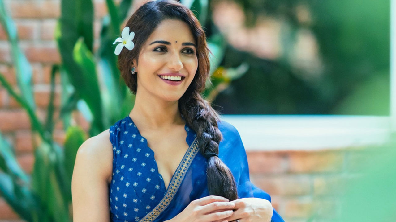 గ్లామర్ బ్యూటీ రుహాని గురించి ఎంత చెప్పినా తక్కువే. చిలసౌ సినిమాతో టాలీవుడ్ లోకి ఎంట్రీ ఇచ్చిన ఈ బ్యూటీ మొదటి సినిమాతోనే మంచి ఫేమ్ సంపాదించుకుంది. ఈ మూవీలో తన నటనతో అందరినీ ఆకట్టుకొని, టాలీవుడ్ లో మంచి క్రేజ్ సంపాదించుకుంది.