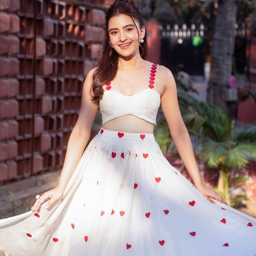 ఈ సినిమాలో అందం అభినయంతో ఆకట్టుకున్న ఈ వయ్యారి భామ. కృష్ణార్జున యుద్ధం సినిమాకంటే ముందు ఆకతాయి అనే సినిమాలో నటించింది. ఆ తర్వాత శిరీష్ హీరోగా నటించిన ఏబీసీడీ సినిమాలో నటించి మెప్పించింది రుక్సార్ ధిల్లన్.