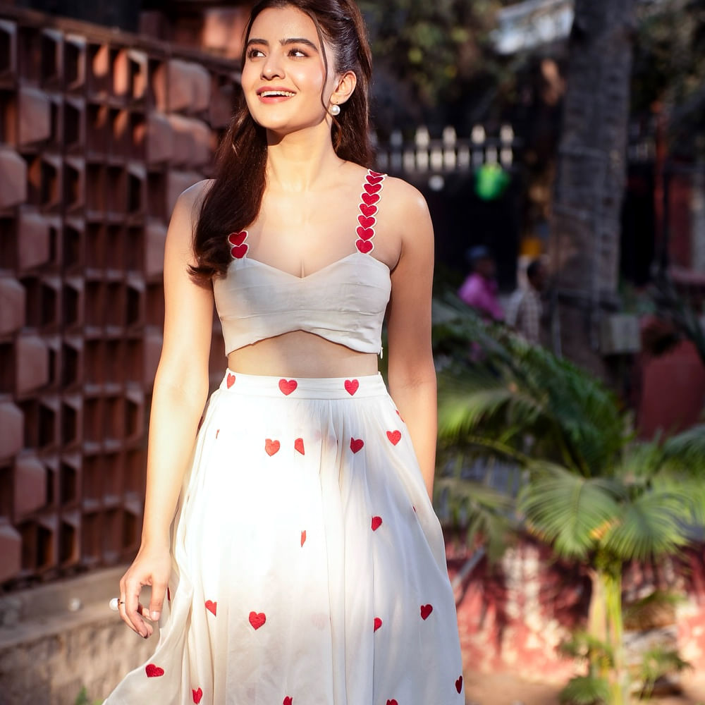 దాంతో పాటు ఇప్పుడు ఈ బ్యూటీకి అవకాశాలు కూడా తగ్గిపోయాయి. దాంతో సినిమాల పరంగా ఈ చిన్నది ఎక్కడ కనిపించడం లేదు అని అందరూ అనుకునే సమయంలో కిరణ్ అబ్బవరంతో జోడీ కట్టింది. దిల్ రుబా అనే సినిమాతో ప్రేక్షకుల ముందుకు రానుంది ఈ చిన్నది.  కాగా సోషల్ మీడియాలో మాత్రం తన అందాలతో దుమారం రేపుతోంది.