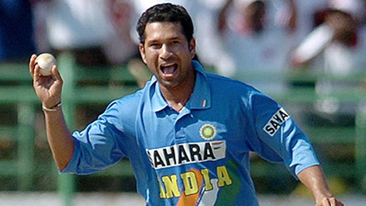 ఇక మూడో స్థానంలో ఉండే పేరు చూసి కచ్చితంగా చాలా మంది షాక్‌ అవుతారు. ఎందుకంటే.. టాప్‌ 5 బౌలర్లలో టాప్‌ 3లో ఓ దిగ్గజ బ్యాటర్‌ ఉన్నారు. ఆయనే ది లెజెండ్‌ సచిన్‌ రమేష్‌ టెండూల్కర్‌. సచిన్‌ బ్యాటింగ్‌తో పాటు పార్ట్‌టైమ్‌ బౌలర్‌గా కూడా ఎన్నో వికెట్లు సాధించారు. వన్డేల్లో ఆయనకు వందకు పైగా వికెట్లు ఉన్నాయి. అయితే 1998 నుంచి 2009 మధ్య జరిగిన ఛాంపియన్స్‌ ట్రోఫీల్లో భాగంగా 16 మ్యాచ్‌లు ఆడిన సచిన్‌ ఏకంగా 14 వికెట్లు సాధించారు. ఎకానమీ 4.73గా ఉంది.  ఓసారి 4 వికెట్ల హాల్‌ కూడా సాధించారు. బెస్ట్‌ బౌలింగ్‌ స్టాట్స్‌ చూసుకుంటే 38 పరుగులు ఇచ్చి 4 వికెట్లు తీసుకున్నారు. 