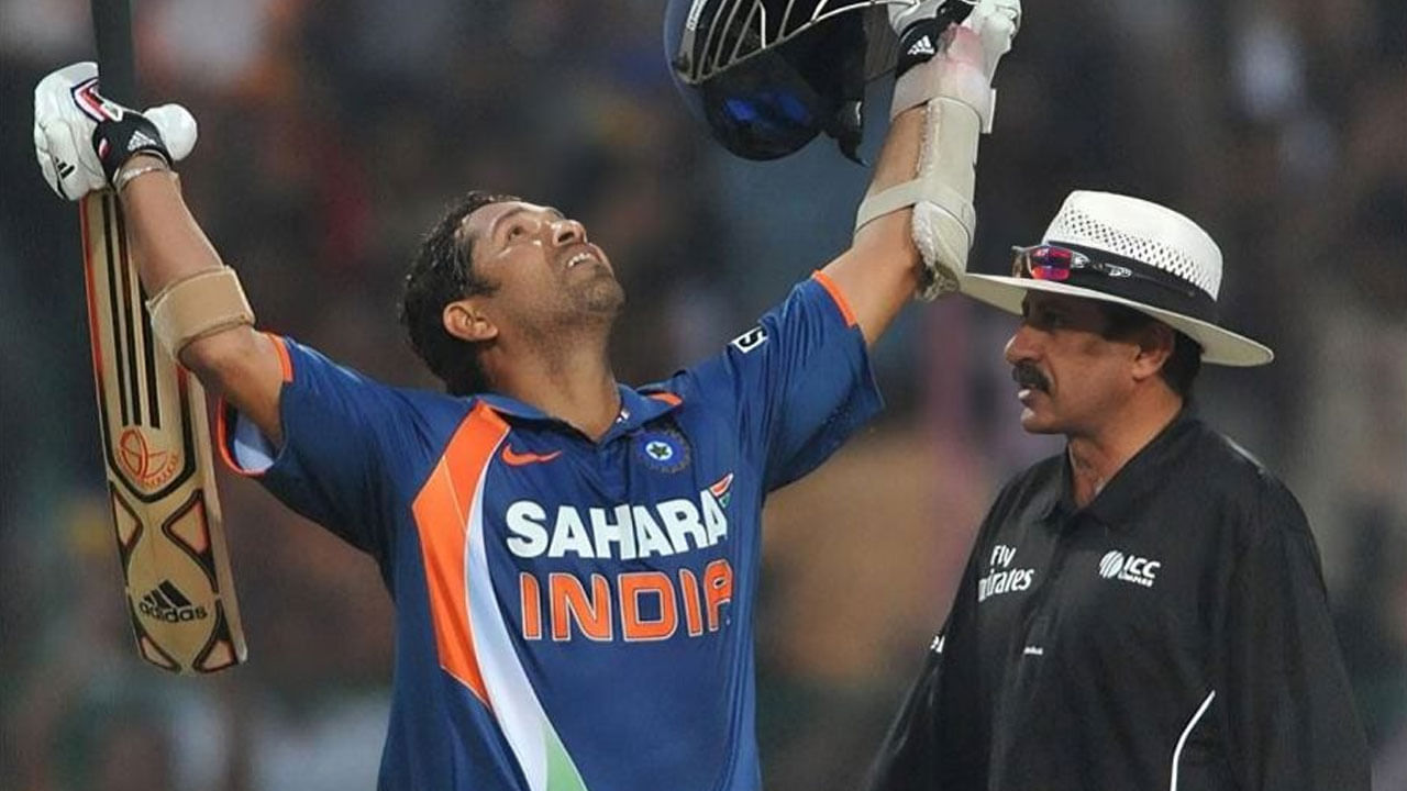 1. సచిన్ టెండూల్కర్ - 100 సెంచరీలు: అంతర్జాతీయ క్రికెట్లో అత్యధిక సెంచరీలు చేసిన రికార్డు సచిన్ టెండూల్కర్ పేరిట ఉంది. ప్రపంచంలో 100 సెంచరీలు చేసిన ఏకైక బ్యాట్స్మన్ అతనే. ఈ రికార్డును ఇప్పటివరకు ఎవరూ బద్దలు కొట్టలేకపోయారు. సచిన్ టెండూల్కర్ టెస్ట్, వన్డేలలో చాలా గొప్ప ఇన్నింగ్స్లు ఆడాడు.