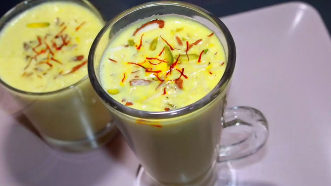 మీ చర్మంపై నల్లటి మచ్చలతో ఇబ్బంది పడుతుంటే, కుంకుమపువ్వుతో చేసిన పాలు మీకు ప్రయోజనకరంగా ఉంటాయి. దీన్ని క్రమం తప్పకుండా తాగడం వల్ల హైపర్పిగ్మెంటేషన్ , నల్లటి మచ్చలు తగ్గుతాయి. కుంకుమపువ్వులోని సహజ ఆమ్లాలు ఎక్స్‌ఫోలియేటర్‌గా పనిచేస్తాయి. ఇది చనిపోయిన చర్మ కణాలను తొలగించి, చర్మపు రంగును సమానంగా ఉంచడంలో సహాయపడుతుంది.