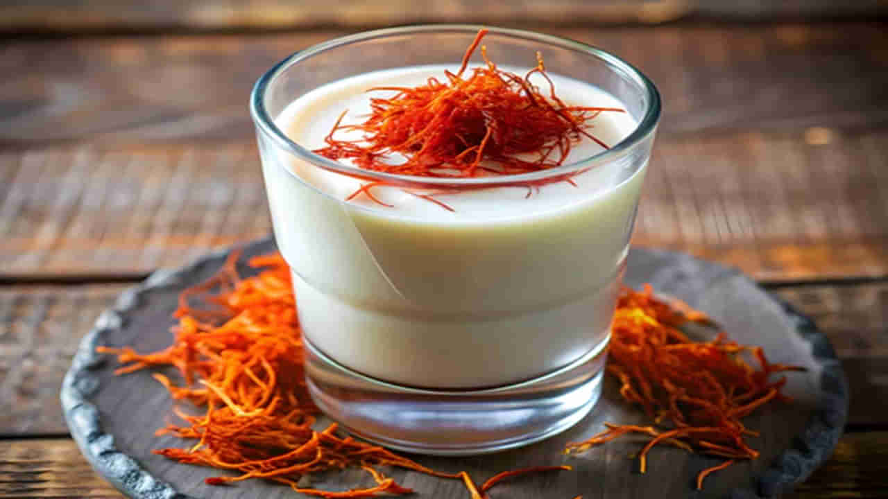 Saffron Milk: వేడి వేడి పాలలో కుంకుమ పువ్వు కలుపుకుని తాగుతున్నారా..? ఏమౌతుందో తెలిస్తే..