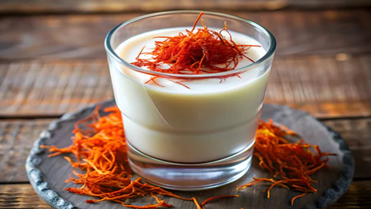 Saffron Milk: వేడి వేడి పాలలో కుంకుమ పువ్వు కలుపుకుని తాగుతున్నారా..? ఏమౌతుందో తెలిస్తే..