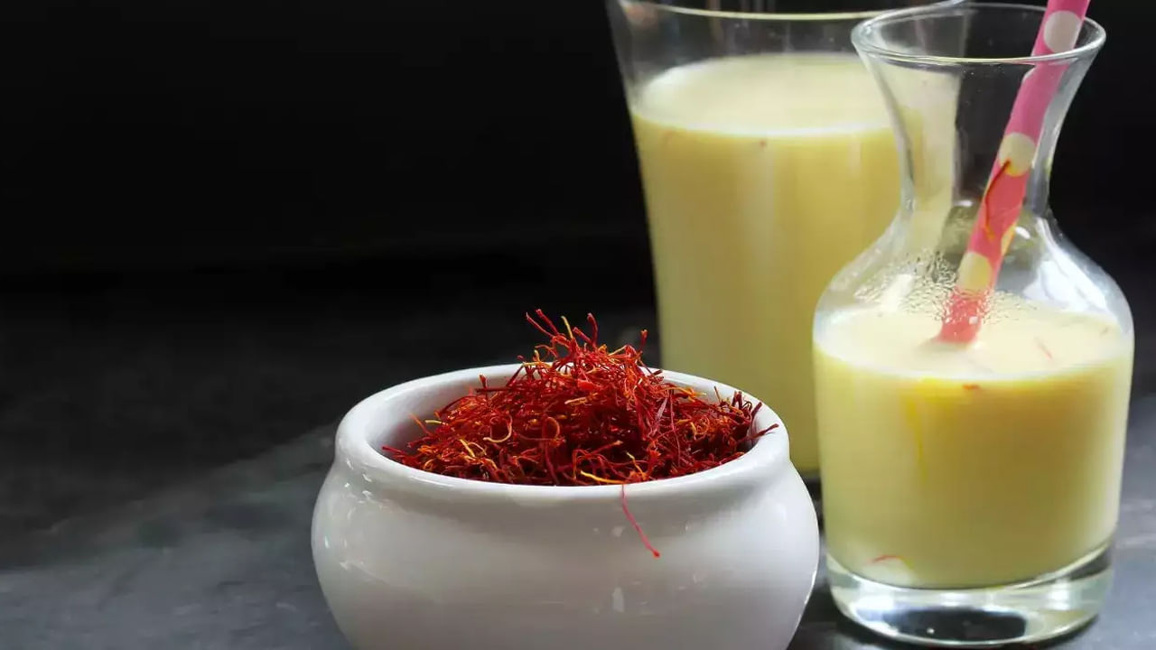 కుంకుమ పువ్వు చర్మ సౌందర్యానికి దివ్యౌషధంగా పనిచేస్తుంది. పరిమిత పరిమాణంలో పాలతో కలిపి తాగడం ఆరోగ్యానికి, చర్మానికి రెండింటికీ మేలు చేస్తుంది. కుంకుమపువ్వులో ఉండే యాంటీఆక్సిడెంట్లు అకాల వృద్ధాప్యానికి కారణమయ్యే ఫ్రీ రాడికల్స్తో పోరాడటానికి సహాయపడతాయి. అలాగే, ఇది చర్మం గీతలు, ముడతలను తగ్గించడంలో సహాయపడుతుంది .