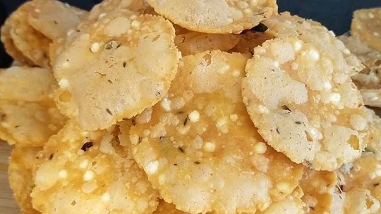 ఇది కొలెస్ట్రాల్ స్థాయిలను తగ్గించడంలో సహాయపడుతుంది, ఇది గుండె ఆరోగ్యానికి మంచిది. సగ్గు బియ్యం గర్భిణీలకు, పిల్లలకు అవసరమైన ఫోలిక్ యాసిడ్ ఇతర ముఖ్యమైన విటమిన్లను అందిస్తుంది. ఇది చర్మాన్ని మెరుగుపరచడానికి ముడతలు ఏర్పడకుండా నిరోధించడానికి సహాయపడుతుంది.