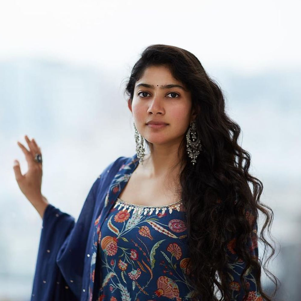 తండేల్ సినిమా వందకోట్లకు పైగా వసూల్ చేసి రికార్డ్ క్రియేట్ చేస్తుంది. ఇప్పటికీ ఈ సినిమా హౌస్ ఫుల్ గా రన్ అవుతుంది. ఈ సినిమాలో నాగ చైతన్య, సాయి పల్లవి అద్భుతంగా నటించి మెప్పించారు. అలాగే సాయి పల్లవి తన డాన్స్ తో మెప్పించింది.