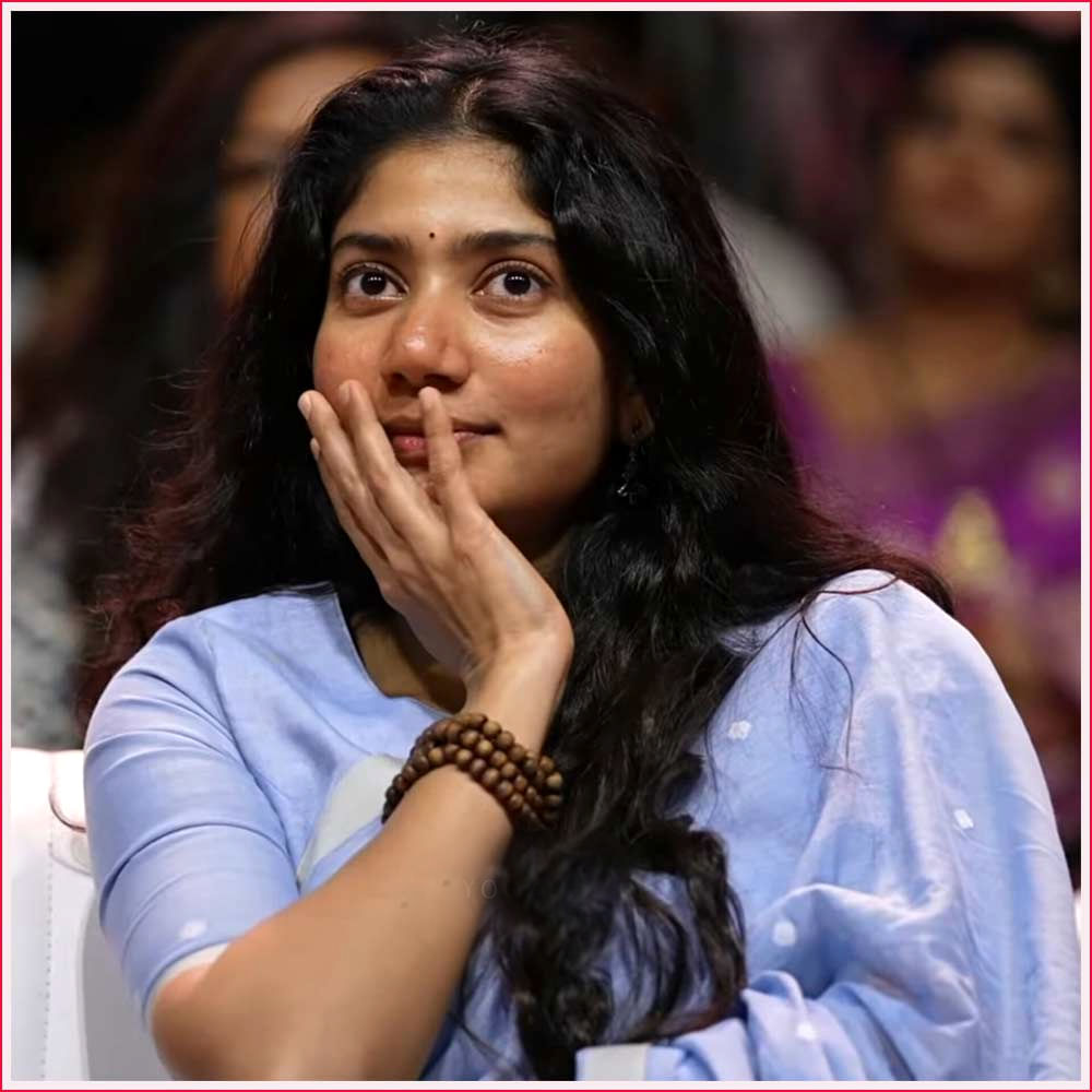 నటనతో పాటు డాన్స్ లోనూ సాయి పల్లవితోపు అనే చెప్పాలి. తెలుగు, తమిళ్ సినిమాల్లో నటించిన స్టార్ గా మారింది సాయి పల్లవి. నటనకు ప్రాధాన్యత ఉన్న పాత్రలను ఎంచుకుంటూ సినిమాలు చేసి హిట్స్ అందుకుంది. రీసెంట్ గా తమిళ్ లో అమరన్.. తెలుగులో తండేల్ సినిమాలతో బ్లాక్ బస్టర్ అందుకుంది.