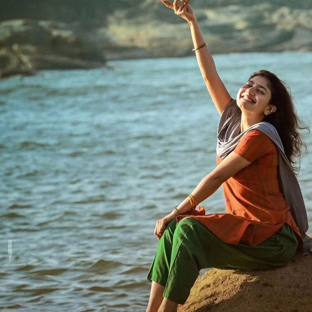 ప్రస్తుతం తండేల్ చిత్రంలో నటిస్తుంది. డైరెక్టర్ చందు మొండేటి దర్శకత్వం వహిస్తున్న ఈ సినిమాలో అక్కినేని నాగచైతన్య హీరోగా నటిస్తున్నారు. ఇప్పటికే అన్ని కార్యక్రమాలు పూర్తి చేసుకున్న ఈ సినిమా ఫిబ్రవరి 7న విడుదల కానుంది. 