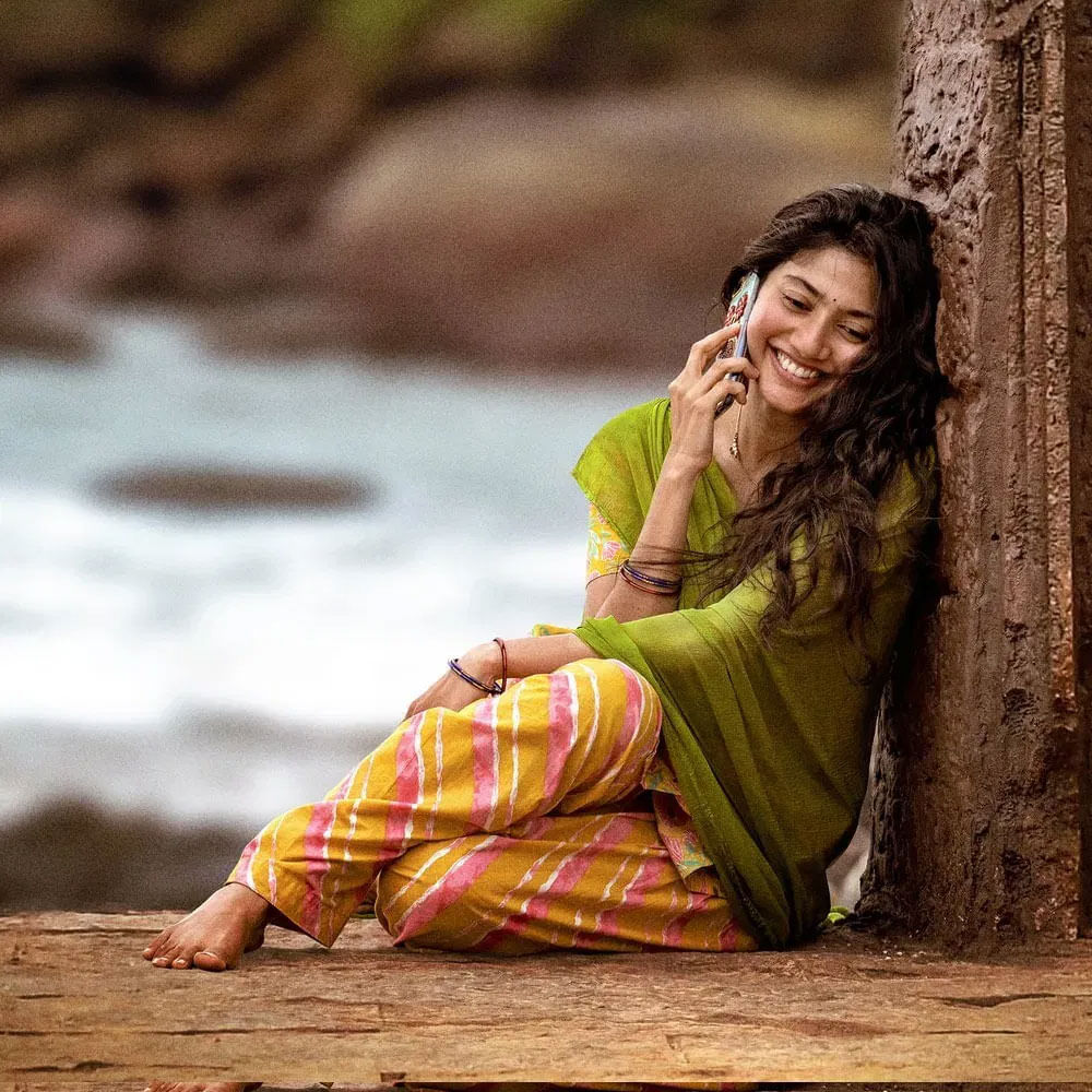 ఎన్నో భావోద్వేగాలతో కూడిన పాత్ర. సాయి పల్లవి అయితే వంద శాతం న్యాయం చేయగలదని.. ఆమె అసాధారణమైన నటి అని.. అందుకే ఆమెను ఎంపిక చేసినట్లు తెలిపారు. తాము అనుకున్నట్లుగానే సాయి పల్లవి తన పాత్రకు న్యాయం చేసిందని చెప్పుకొచ్చారు. 