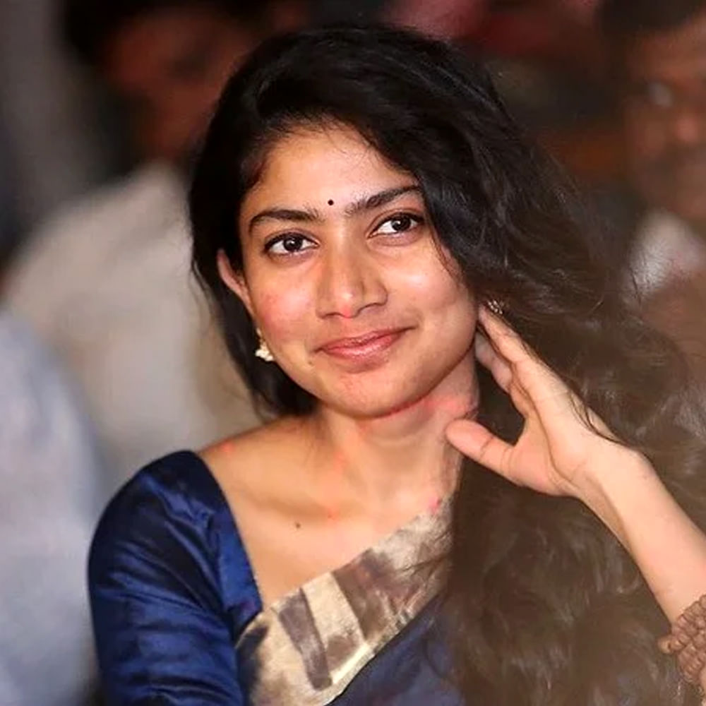 సాయి పల్లవితో క‌లిసి సీన్ చేయాల‌న్నా, డ్యాన్స్ వేయాల‌న్నా త‌న‌కు ఎక్క‌డ లేని టెన్ష‌న్ వ‌స్తుంద‌ని, ఓ ర‌కంగా త‌న డ్యాన్స్ ఇంప్రూవ్ అవ‌డానికి కార‌ణం ప‌ల్ల‌వి అనే చెప్పొచ్చ‌ని చైతూ అన్నాడు. ప్ర‌తీ స‌న్నివేశం పూర్త‌వ‌గానే వెంట‌నే మానిట‌ర్ ద‌గ్గ‌ర‌కు పరిగెత్తుకుంటూ వెళ్లి ఆ సీన్ బాగా వ‌చ్చిందో లేదో చూసి బాలేక‌పోతే మ‌రోసారి రీటేక్ చేద్దామంటుంద‌ని, ఆమె లాంటి హీరోయిన్ ను తానెప్పుడూ చూడ‌లేద‌ని, ప‌ల్ల‌వికి వ‌ర్క్ ప‌ట్ల ఎంతో డెడికేష‌న్ ఉంద‌ని నాగ చైత‌న్య తెలిపాడు.