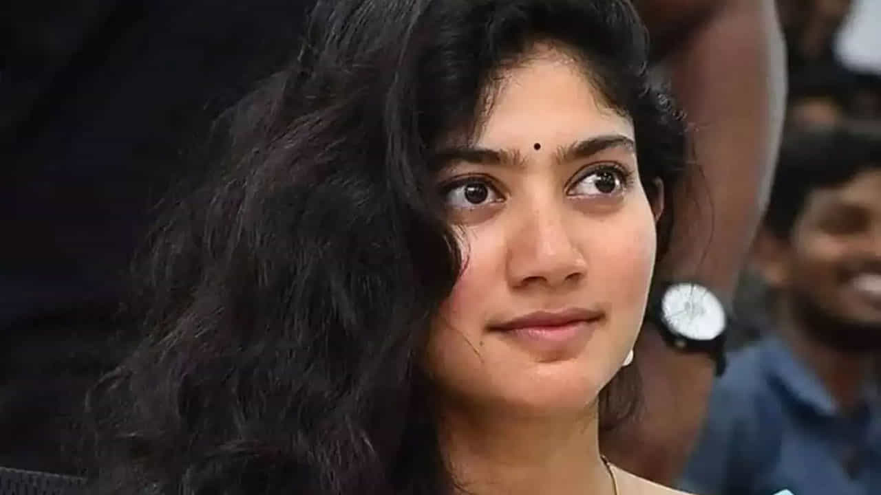 ఇక ప్రస్తుతం తండేల్ మూవీ సక్సెస్ ఎంజాయ్ చేస్తున్న ఈ ముద్దుగుమ్మకు సంబంధించి అనేక వార్తలు సోషల్ మీడియాలో తెగ వైరల్ అవుతున్నాయి. మరీ ముఖ్యంగా తండేల్ మూవీ ప్రమోషన్స్లో ఈ అమ్మడు చాలా జోరుగా పాల్గొంది.