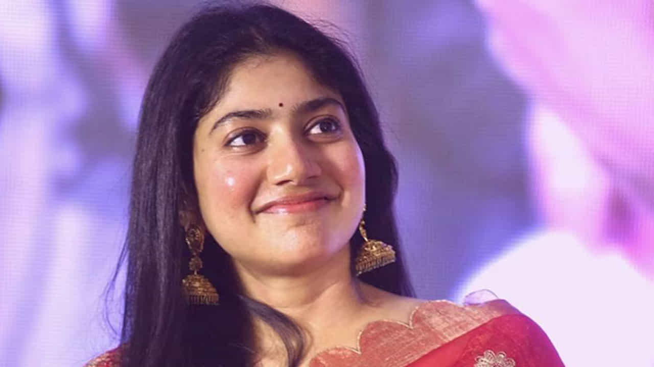 ఇక ప్రస్తుతం ఈ నటి వరస సినిమాలతో ఫుల్ బిజీ అయిపోయింది. ఫిదా తర్వాత ఎమ్సీఏ,లవ్ స్టోరీ, అమరన్ , శ్యామ్ సింగరాయ్, విరాట పర్వం, పడి పడి లేచే మనసు వంటి చాలా సినిమాల్లో నటించి మెప్పించింది ఈముద్దుగుమ్మ.