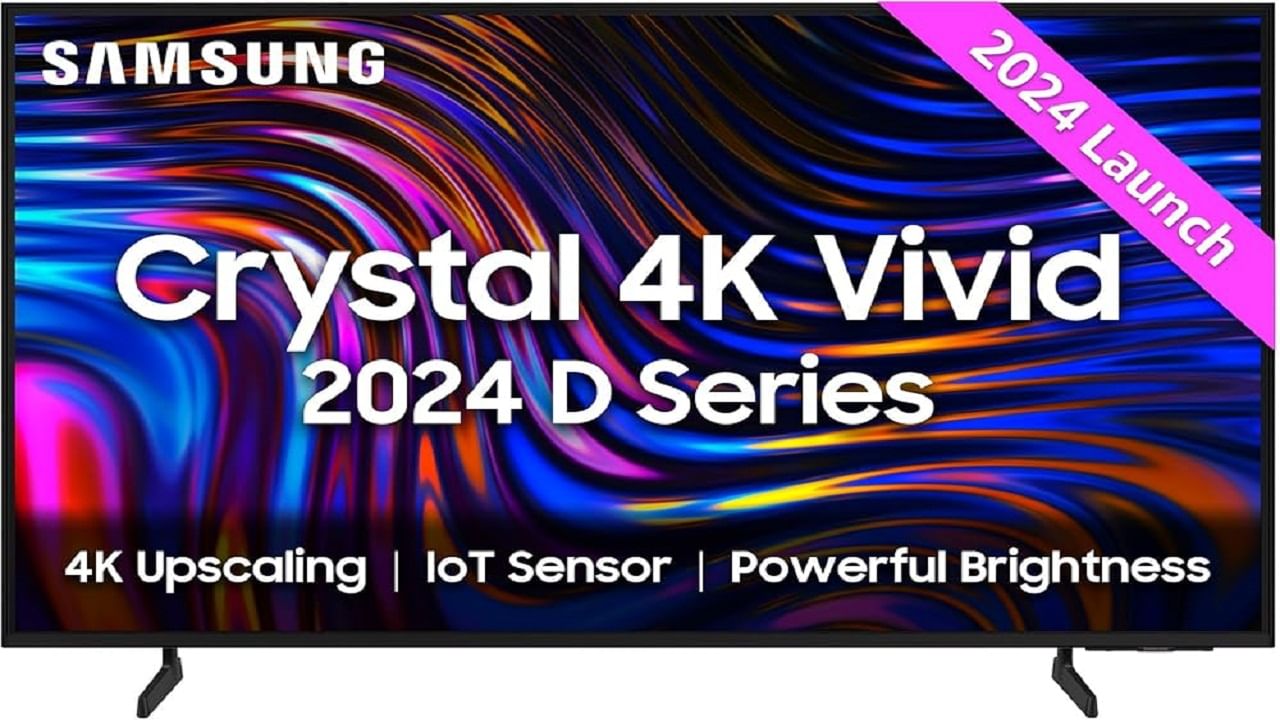 సామ్‌సంగ్ 55 అంగుళాల స్మార్ట్ టీవీ మీడియం సైజు గదులకు చక్కగా సరిపోతుంది. 4కే అల్ట్రా హెచ్ డీ రిజల్యూషన్ తో కూడిన ఎల్ఈడీ డిస్ ప్లే టెక్నాలజీ, 50 హెచ్ జెడ్ రిఫ్రెష్ రేటుతో విజువల్ చాలా స్పష్టంగా ఉంటుంది.  20 వాట్ అవుట్ పుట్ కలిగిన అంతర్నిర్మిత 2 చానల్ స్పీకర్ తో ఆడియో ఎఫెక్ట్ చాలా బాగుంటుంది. వాయిస్ కమాండ్ ను ఉపయోగించి టీవీని ఆపరేట్ చేయడానికి ఉపయోగపడే బిక్స్బీ, అమెజాన్ అలెక్సా, గూగుల్ అసిస్టెంట్ తదితర వాయిస్ అసిస్టెంట్లు ఆకట్టుకుంటున్నాయి. నెట్ ఫ్లిక్స్, యూట్యూబ్, ప్రైమ్ వీడియో, జియో సినిమా తదితర ఓటీటీ యాప్ లను వీక్షించవచ్చు. బాహ్య పరికరాలను కనెక్ట్ చేసుకోవడానికి మూడు హెచ్ డీఎంఐ పోర్టులు, ఒక యూఎస్ బీ పోర్టు, బ్లూటూత్, వైఫై తదితర కనెక్టివిటీ ఎంపికలు ఉన్నాయి. అమెజాన్ లో ఈ టీవీని రూ.43,990కు కొనుగోలు చేయవచ్చు. 