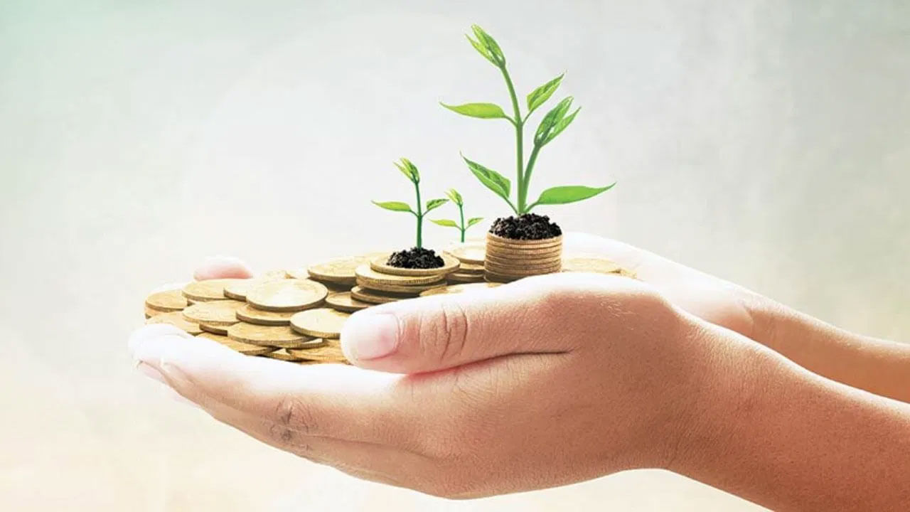 చాలా మంది తమ జీతంలో ఖర్చులన్నీ పోను మిగిలిన డబ్బును పొదుపు చేయాలి అనుకుంటారు. కానీ అలా చేయకూడదంట. మీ సంపాదన 20 నుంచి 50 వేల మధ్య ఉంటే మీరు 50,20,30 ఫార్ములాను పాటించాలంట.