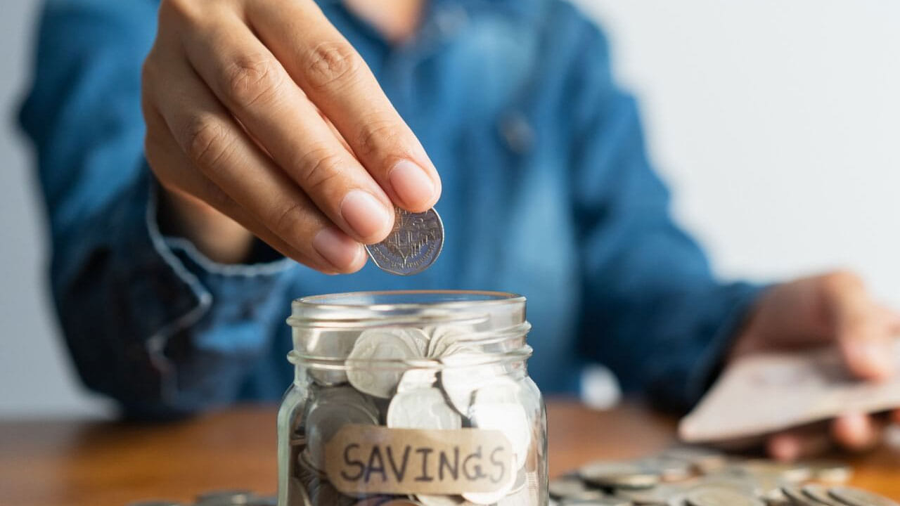 అంటే మీకు వచ్చే ఆదాయంలో 50 శాతం తప్పనిసరిగా ఖర్చు పెట్టడానికి వాడాలి, 30 శాతం ఇతర ఖర్చులు,20 శాతం సేవింగ్స్ ఖాతాకు మల్లించాలంట.