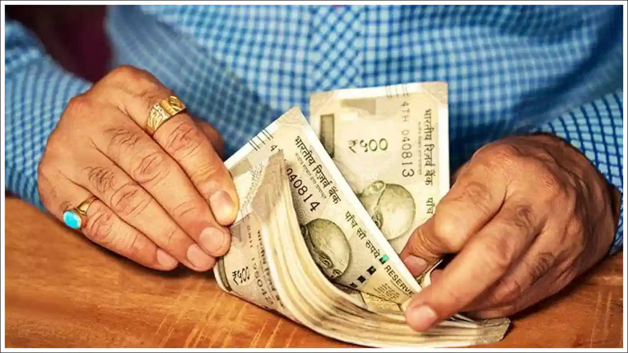 అయితే ప్రతి నెల తప్పనిసరిగా, అద్దె, ఈఎంఐ, కరెంట్, గ్యాస్ బిల్లు, స్కూల్ ఫీజు ఇలా చాలా వరకు తప్పనిసరి ఖర్చులు ఉంటాయి. అందుకే వీటి కోసం తప్పకుండా మీ జీతంలో 50 శాతం పక్కన పెట్టేసుకోవాలి.