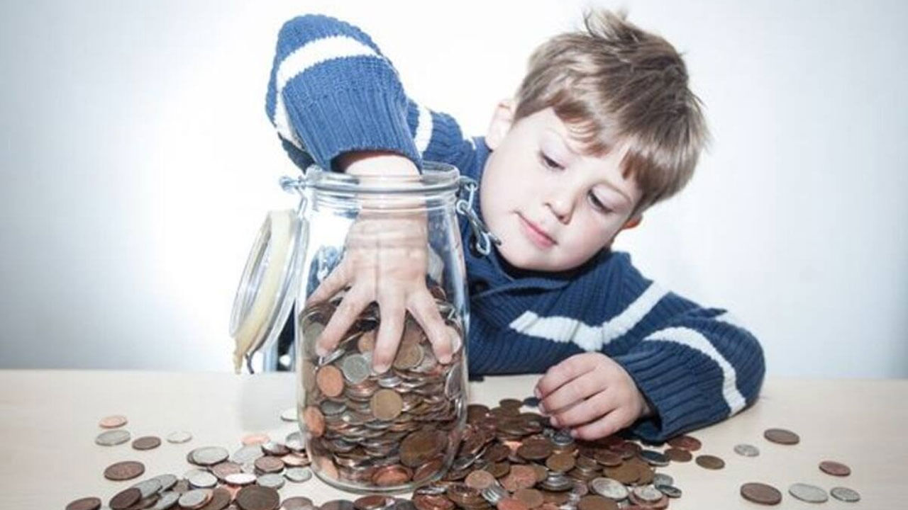 మిగిలిన 20 శాతం మాత్రం తప్పకుండా మీరు సేవింగ్ చేసుకోవాలంట. ఇలా చేయడం వలన భవిష్యత్తులో వచ్చే సమస్యలను మీరు ఈజీగా ఎదుర్కోగలరు అంటున్నారు నిపుణులు. అంతే కాకుండా చాలా మంది ఎలా పడితే అలా ఖర్చు చేస్తుంటారు. అలా కాకుండా మీ జీతంలో 20 శాతం సేవింగ్ చేసుకునే విధానంగానే మీరు ఖర్చులను ప్లాన్ చేసుకోవాలంట. ఎంత తక్కువ జీతం ఉన్నవారైనా సరే ఈ ఫార్ములాను పాటిస్తే బోలెడంత డబ్బును పొదుపు చేయొచ్చునంట.