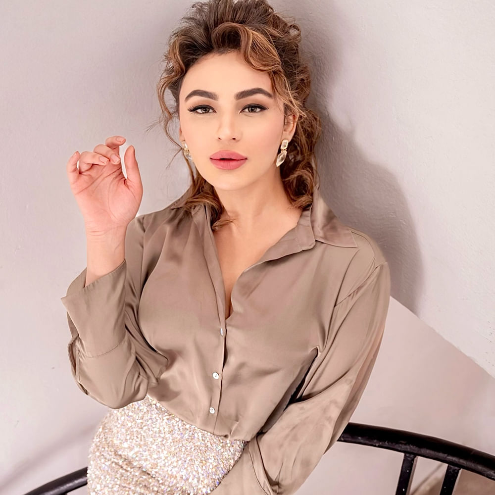 2015లో సందీప్ కిషన్ నటించిన టైగర్ చిత్రంలో నటించింది. ఇక ఆ తర్వాత కొలంబస్, రాజు గారి గది 2, టచ్ చేసి చూడు, ఒక్క క్షణం చిత్రాల్లో నటించింది. అయితే ఈ సినిమాలన్ని బాక్సాఫీస్ వద్ద డిజాస్టర్స్ కాగా.. ఈ అమ్మడుకు మాత్రం మంచి క్రేజ్ వచ్చింది.