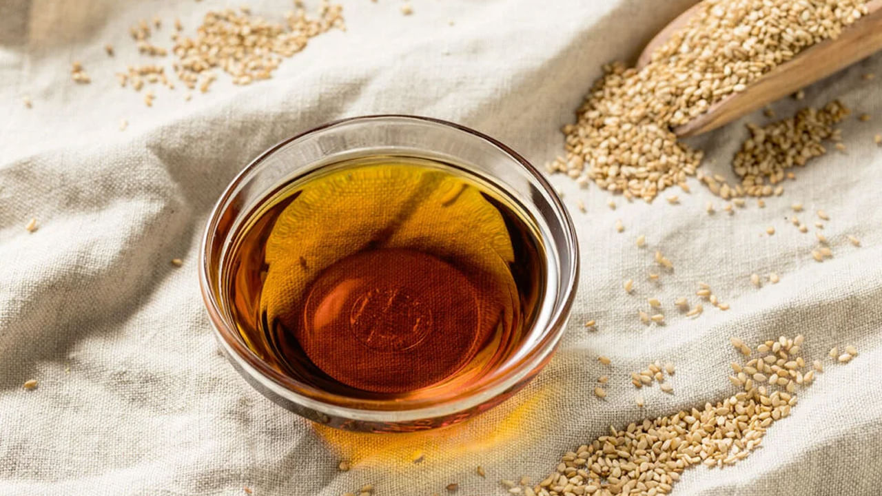 నువ్వులు- పాలలో కంటే నువ్వుల్లో ఎక్కువ కాల్షియం లభిస్తుంది. కాల్షియం, మెగ్నీషియం వంటి ఖనిజాల కోసం నువ్వులు నానబెట్టిన నీటిని తాగడం మంచిది. రాత్రిపూట నానబెట్టిన నువ్వులను తినడం వల్ల మలబద్ధకం, అసిడిటీ సమస్యలు కూడా నయమవుతాయి. ఇలా తినడం వల్ల కొలెస్ట్రాల్ అదుపులో ఉంటుంది.