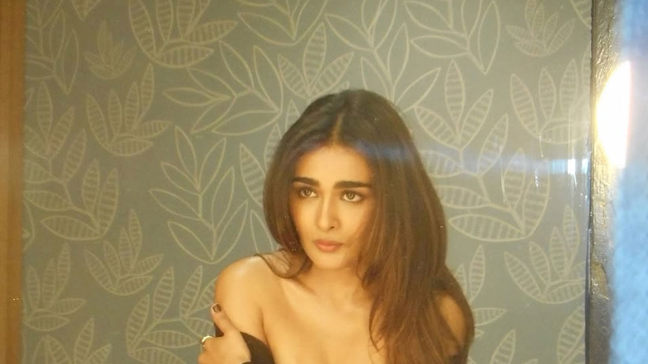 ఇక ఈ మూవీతో షాలిని పాండే లైప్ టర్న్ అయినట్లే అని చాలా మంది అనుకున్నారు. కానీ తాము ఒకటి తలిస్తే విధి మరొకటి తలిచినట్లు, అర్జున్ రెడ్డి మూవీ తర్వాత పలు సినిమాల్లో నటించిన  ఈ ముద్దుగుమ్మకు తర్వాత ఆఫర్సే కరువు అయ్యాయి.