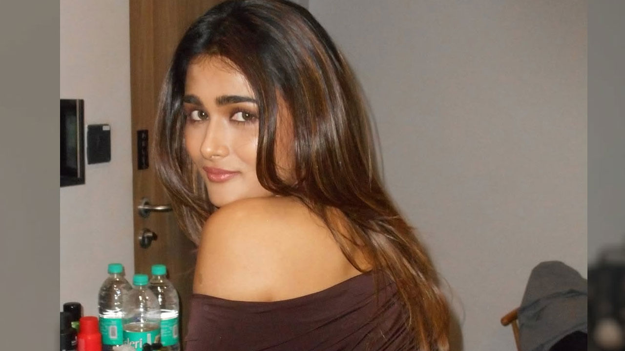 దీంతో ఈ బ్యూటీ బాలీవుడ్ వైపు కన్నేసి, అక్కడ తన అదృష్టాన్ని పరీక్షించుకుంటుంది. ఈ క్రమంలోనే షాలినీ తన వరస ఫొటో షూట్‌తో కుర్రకారుకు నిద్రలేకుండా చేస్తుంది. తాజాగా ఈ ముద్దుగుమ్మ ట్రెండీ డ్రెస్‌లో తన అమాయకపు చూపుతో అందరినీ ఆకట్టుకుంటుంది. ప్రస్తుతం దీనికి సంబంధించిన ఫొటోలు నెట్టింట తెగ వైరల్ అవుతున్నాయి.