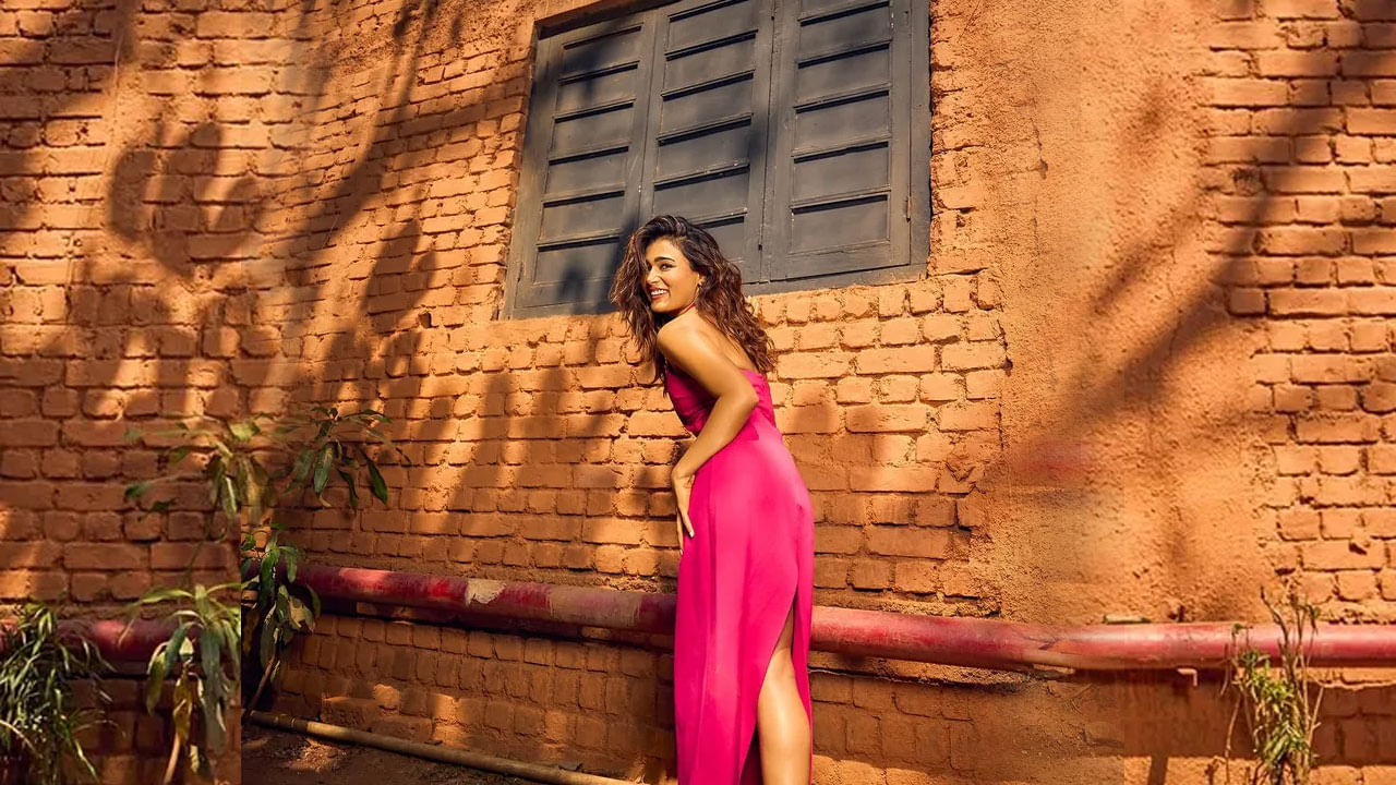 తాజాగా ఈ బ్యూటీ తన పింక్ డ్రెస్ లో తన గ్లామర్ తో మత్తెక్కించింది. స్టన్నింగ్ లుక్స్ తో తన వయ్యారాలను ఒలుకబోస్తూ ఫొటోలకు ఫోజులిచ్చింది ఈ చిన్నది . ప్రస్తుతం ఈ పిక్స్ సోషల్ మీడియాలో తెగ వైరల్ అవుతున్నాయి.