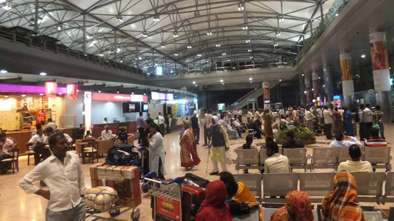 Viral: విమానం దిగిన ప్రయాణీకుల్లో ఇద్దరు తేడాగా కనిపించారు.. ఆపి చెక్ చేయగా