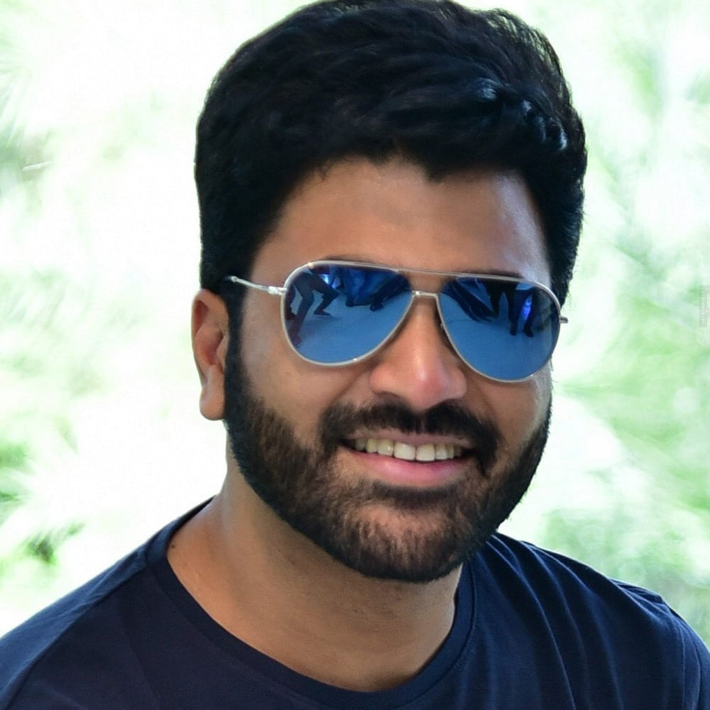 హలో నేటివ్ స్టూడియోలోనో పవర్స్టార్ కోసం ఓ సెట్ ఏర్పాటు చేస్తున్నారు. అక్కడే శర్వానంద్ కోసం, ఆనంద్ దేవరకొండ కోసం సెట్ వర్క్స్ జరుగుతున్నాయి.