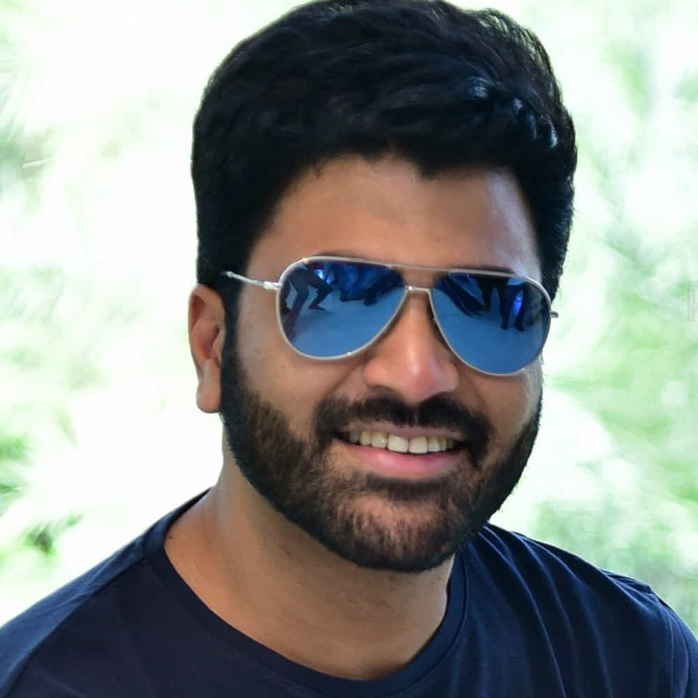 హలో నేటివ్‌ స్టూడియోలోనో పవర్‌స్టార్‌ కోసం ఓ సెట్‌ ఏర్పాటు చేస్తున్నారు. అక్కడే శర్వానంద్‌ కోసం, ఆనంద్‌ దేవరకొండ కోసం సెట్‌ వర్క్స్ జరుగుతున్నాయి. 