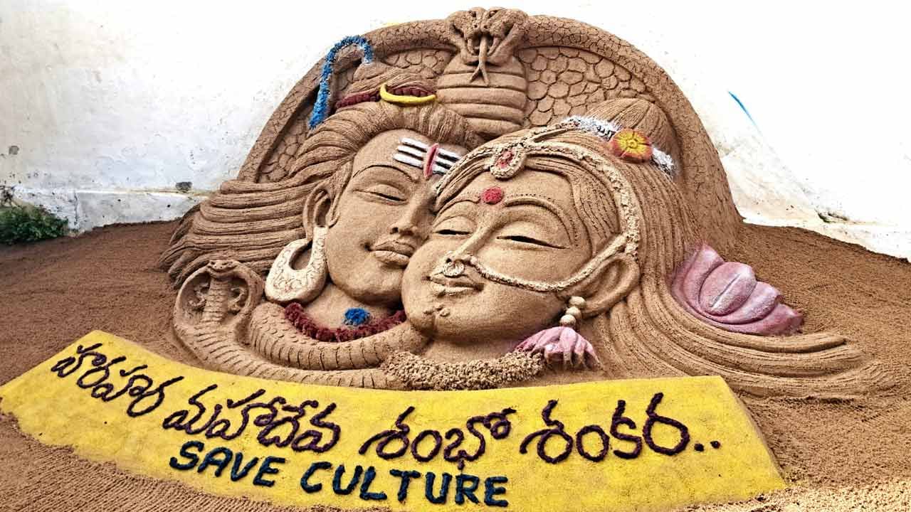 శివరాత్రి వేడుకలకు సర్వం సిద్ధం.. భక్తులను ఆకట్టుకుంటున్న విభిన్న శివలింగాలు..