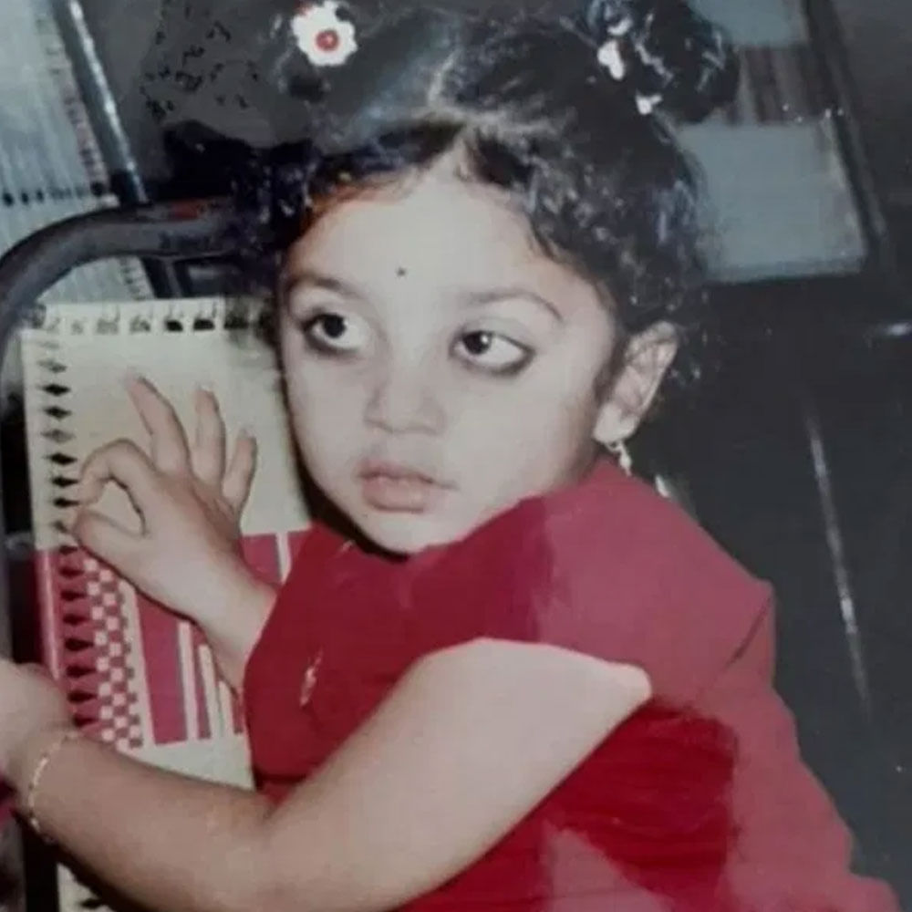 చారడేసి కళ్లు.. రెండు జడలతో కనిపిస్తున్న ఆ చిన్నారిని గుర్తుపట్టారా.. ? ఇప్పుడు ఆమె పాన్ ఇండియా హీరోయిన్. కేవలం దక్షిణాదిలోనే కాదు.. హిందీలోనూ బ్యాక్ టూ బ్యాక్ సినిమాల్లో నటిస్తుంది. అలాగే అటు వరుస వెబ్ సిరీస్ చేస్తూ సినీరంగంలో దూసుకుపోతుంది. ఇంతకీ ఆమె ఎవరంటే.. 