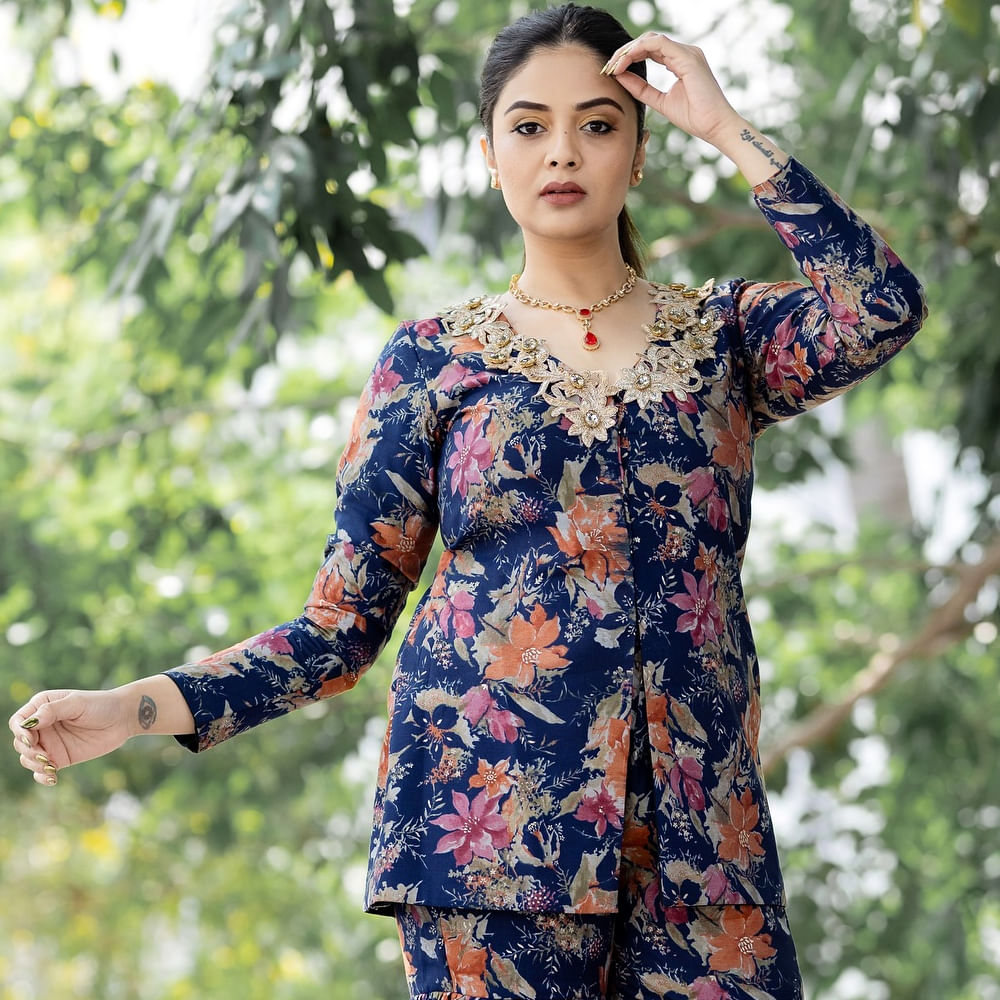 టీవీ షోల్లో శ్రీముఖి చేసే అల్లరి అంతా ఇంతా కాదు. ఈ అమ్మడు స్టేజ్ పై ఉందంటే చాలు సందడే సందడి. ఆ షోకే కొత్త ఎనర్జీ వస్తుంది. ఇక ఈ అమ్మడు తన మాటలతో, కామెడీ టైమింగ్ తో ప్రేక్షకులను అలరిస్తుంది ఈ బ్యూటీ. 