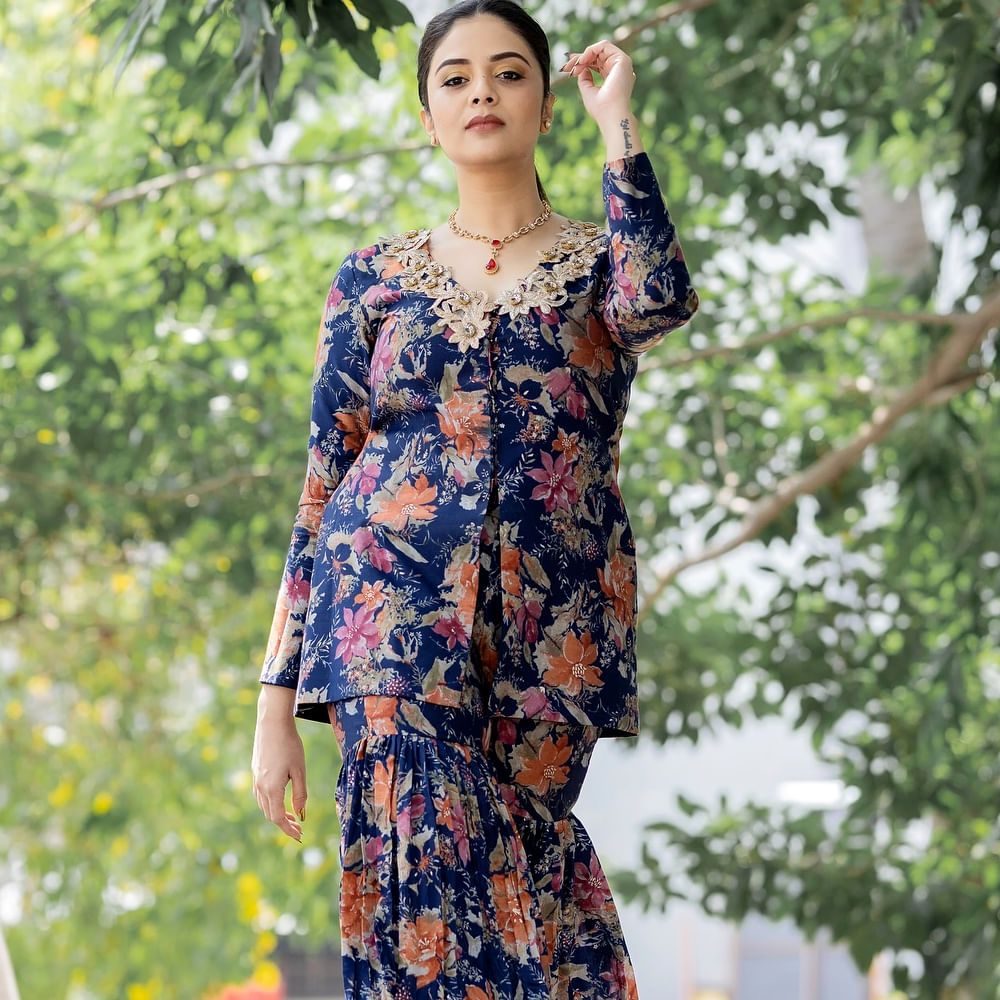 బుల్లితెర పై స్టార్ యాంకర్లలో తనకంటూ ప్రత్యేకమైన గుర్తింపు తెచ్చుకుంది ముద్దుగుమ్మ శ్రీముఖి. ఈ అమ్మడి గురించి ప్రత్యేకంగా చెప్పాల్సిన అవసరం లేదు. ఓవైపు టీవీల్లో వరుసగా రియాల్టీ షోస్ చేస్తూనే.. మరోవైపు సినిమాల్లో కీలకపాత్రలు పోషిస్తూ అలరిస్తుంది.