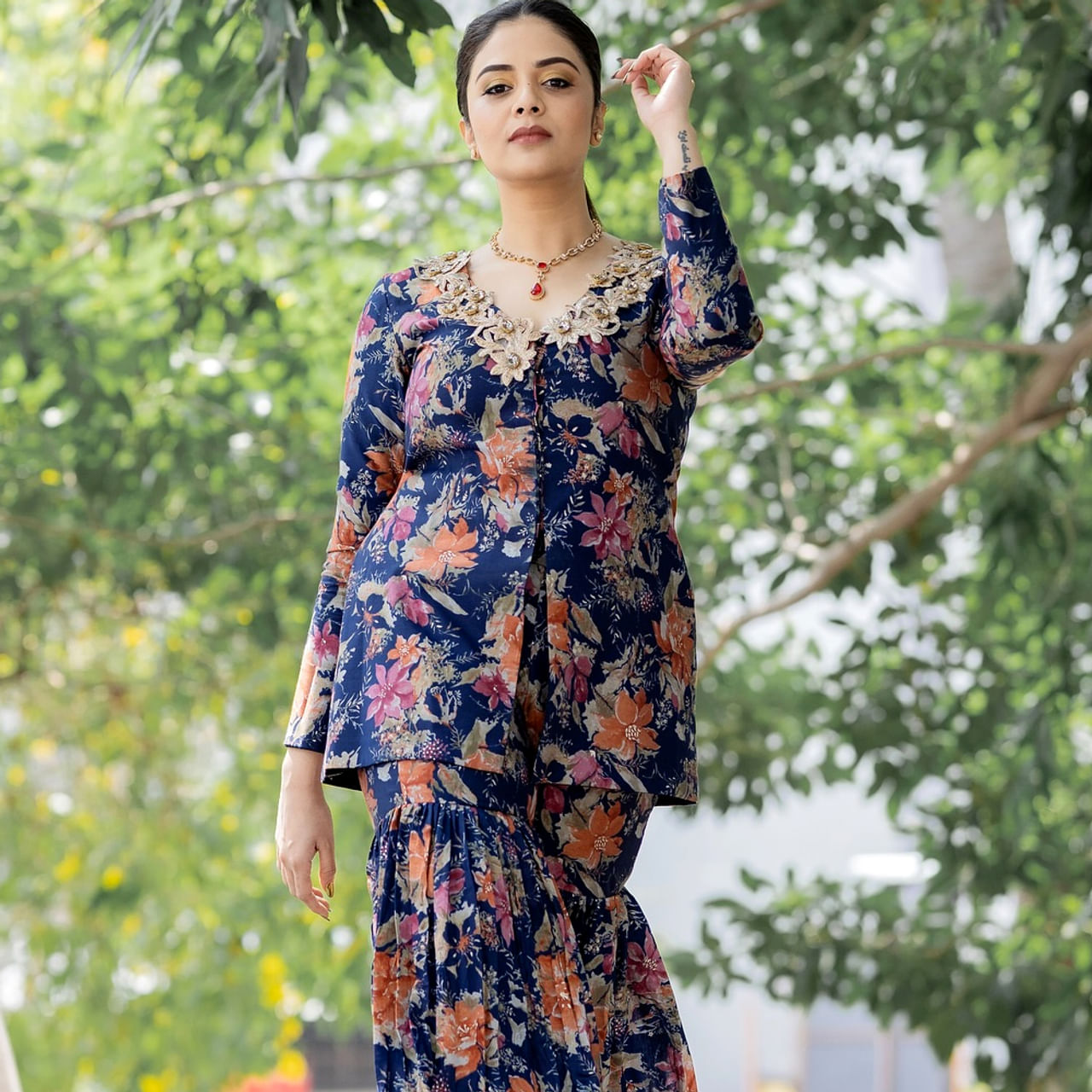 బుల్లితెర పై స్టార్ యాంకర్లలో తనకంటూ ప్రత్యేకమైన గుర్తింపు తెచ్చుకుంది ముద్దుగుమ్మ శ్రీముఖి. ఈ అమ్మడి గురించి ప్రత్యేకంగా చెప్పాల్సిన అవసరం లేదు. ఓవైపు టీవీల్లో వరుసగా రియాల్టీ షోస్ చేస్తూనే.. మరోవైపు సినిమాల్లో కీలకపాత్రలు పోషిస్తూ అలరిస్తుంది. 