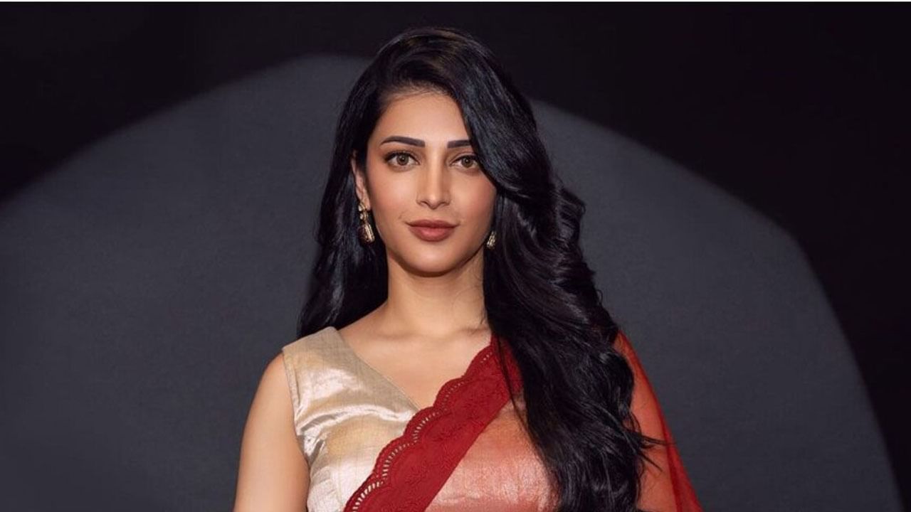  తాజాగా హీరోయిన్ శృతికి సంబంధించిన ఓ ఇంట్రెస్టింగ్ సోషల్ మీడియాను షేక్ చేస్తోంది. ఇంతకీ అది ఏమిటంటే? ఈ అమ్మడు మెగా స్టార్ ఫ్యామిలీకి లక్కీ హీరోయిన్ అంట, ఎందుకంటే అప్పటి వరకు ఫ్లాప్ సినిమాలతో సతమతం అవుతున్న మెగా హీరోలకు ఈ అమ్ముడు సినిమాతోనే బ్లాక్ బస్టర్ హిట్ అందిందంట. అలా వృతి మెగా ఫ్యామిలీకి లక్కీ హీరోయిన్ అయిపోయింది అంటున్నారు ఈ అమ్మడు ఫ్యాన్స్. అసలు విషయంలోకి వెళ్లితే..