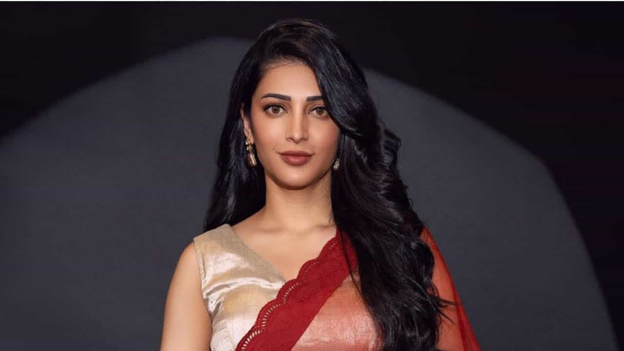 తాజాగా హీరోయిన్ శృతికి సంబంధించిన ఓ ఇంట్రెస్టింగ్ సోషల్ మీడియాను షేక్ చేస్తోంది. ఇంతకీ అది ఏమిటంటే? ఈ అమ్మడు మెగా స్టార్ ఫ్యామిలీకి లక్కీ హీరోయిన్ అంట, ఎందుకంటే అప్పటి వరకు ఫ్లాప్ సినిమాలతో సతమతం అవుతున్న మెగా హీరోలకు ఈ అమ్ముడు సినిమాతోనే బ్లాక్ బస్టర్ హిట్ అందిందంట. అలా వృతి మెగా ఫ్యామిలీకి లక్కీ హీరోయిన్ అయిపోయింది అంటున్నారు ఈ అమ్మడు ఫ్యాన్స్. అసలు విషయంలోకి వెళ్లితే..