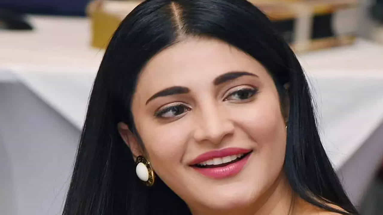 అలాగే రామ్ చరణ్ సరసన ఎవడు సినిమాలో నటించి. ఈ మూవీ కూడా బాక్సాఫీస్ వద్ద బ్లాక్ బస్టర్గా నిలిచింది. ఇదే కాకుండా పవన్ కళ్యాణ్తో గబ్బర్ సింగ్ తర్వాత వకీల్ సాబ్లో నటించి మరోసారి హిట్ అందుకుంది.