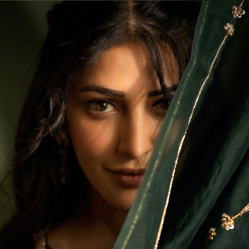 దానికి రీజన్‌ లోకేష్‌ హీరోగా ఎంట్రీ ఇవ్వలేదు. డైరక్టర్‌గానే కంటిన్యూ అయ్యారు. అయితే ఆయన సినిమాలో మాత్రం శ్రుతికి ఛాన్స్ ఇచ్చారు. ఆ మూవీ పేరు కూలీ.  కూలీ కోసం తలైవర్‌ రజనీకాంత్ ఫ్యాన్స్ ఎంత ఈగర్‌గా వెయిట్‌ చేస్తున్నారో, శ్రుతి హాసన్‌ కూడా అంతే ఇష్టంగా ఎదురుచూస్తున్నారు. 
