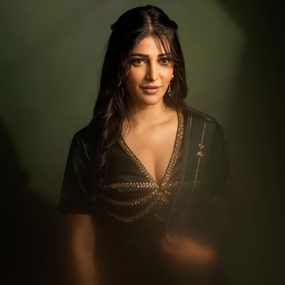 ఈ సినిమాలో శ్రుతి ఏ రోల్‌ చేశారో చూడ్డానికి ఆమె ఫ్యాన్స్ కూడా వెయిటింగ్‌ అన్నమాట. లాస్ట్ ఇయర్‌ సలార్‌తో సక్సెస్‌ అందుకున్నారు ఈ బ్యూటీ. ఈ ఏడాది కూలీ మూవీతో పలకరించడానికి రెడీ అవుతున్నారు. 