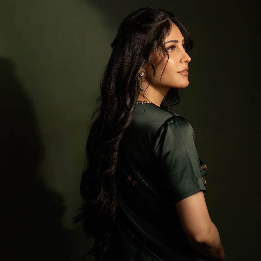 ప్రభాస్‌కి ప్రస్తుతం ఉన్న కమిట్‌మెంట్స్ ని చూస్తుంటే సలార్‌ సీక్వెల్‌ ఎప్పుడు స్టార్ట్ అవుతుందో తెలియదు. సో ఆ కాల్షీట్లనే దళపతి 69కి ఇచ్చేశారనే టాక్‌ నడుస్తోంది. దళపతి 69లో ఆల్రెడీ పూజా హెగ్డే హీరోయిన్‌గా నటిస్తున్నారు. 