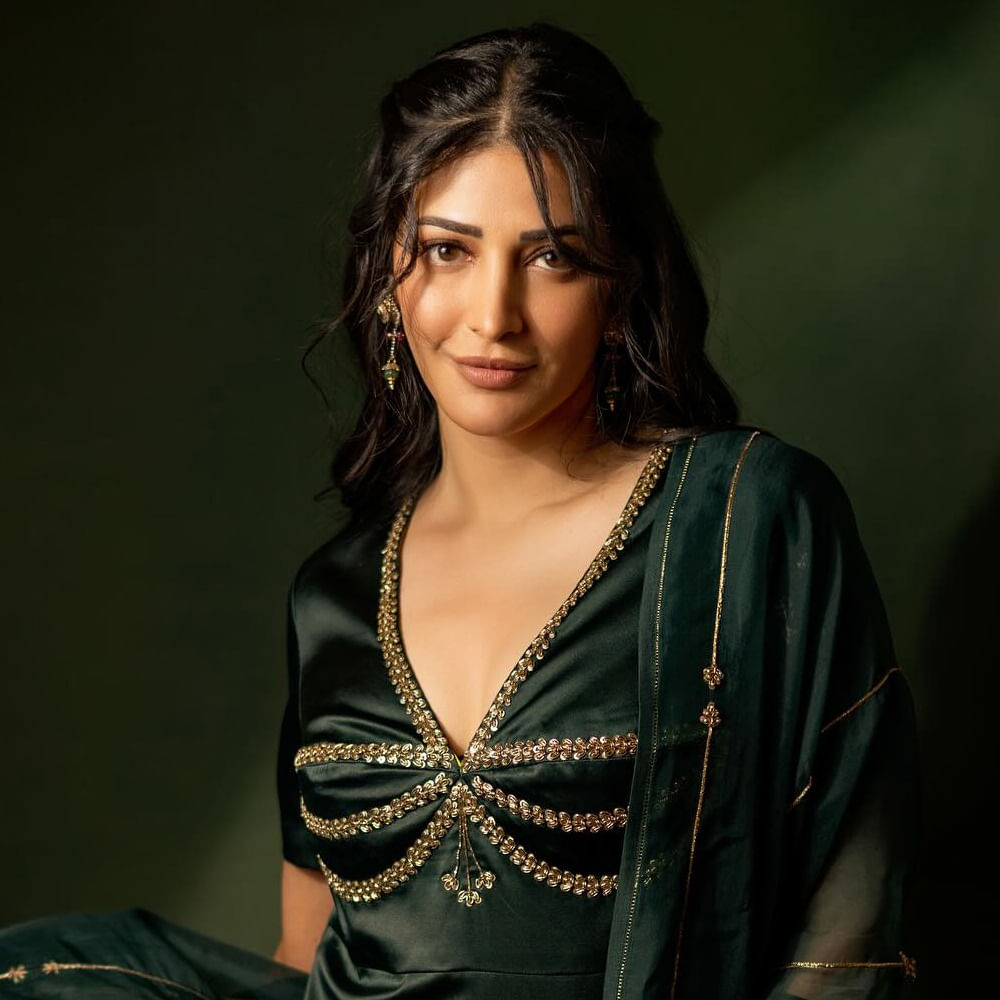 అలాంటప్పుడు శ్రుతి చేసే రోల్‌ ఏంటి? హీరోయిన్‌గానే కనిపిస్తారా? లేకుంటే స్పెషల్‌ గా ఆమె కోసం ఏమైనా కేరక్టర్‌ డిజైన్‌ చేశారా? అనే చర్చ జరుగుతోంది. దాదాపు పదేళ్ల క్రితం విజయ్‌ - శ్రుతి నటించిన పులి సినిమాను గుర్తుచేసుకుంటున్నారు ఫ్యాన్స్. 