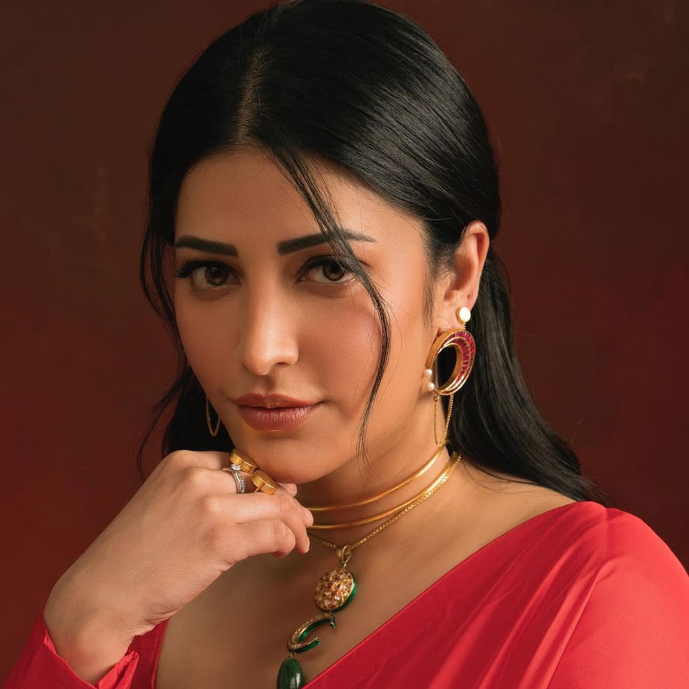 తెలుగు, తమిళంలో ఎన్నో హిట్ చిత్రాల్లో నటించి మెప్పించింది. ఆ తర్వాత గాయనిగానూ రాణించింది. 2023లో శ్రుతిహాసన్ నటించిన నాలుగు సినిమాలు సూపర్ హిట్ అయ్యాయి. ప్రస్తుతం ఆమె చేతిలో ఒక్క సినిమా కూడా లేదు. 