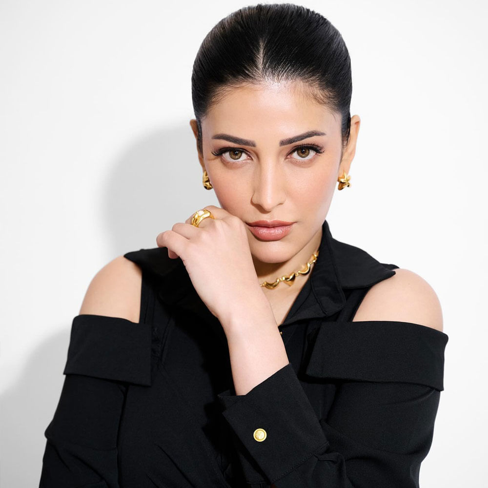 అనగనగా ఓ ధీరుడు సినిమాతో వెండితెరకు హీరోయిన్ గా పరిచయమైంది. ఈ మూవీ బాక్సాఫీస్ వద్ద డిజాస్టర్ కావడంతో ఐరెన్ లెగ్ అనే ట్యాగ్ వచ్చింది. కానీ ఆ తర్వాత శ్రుతి హాసన్ నటించిన సినిమాలన్నీ సూపర్ హిట్ అయ్యాయి. 